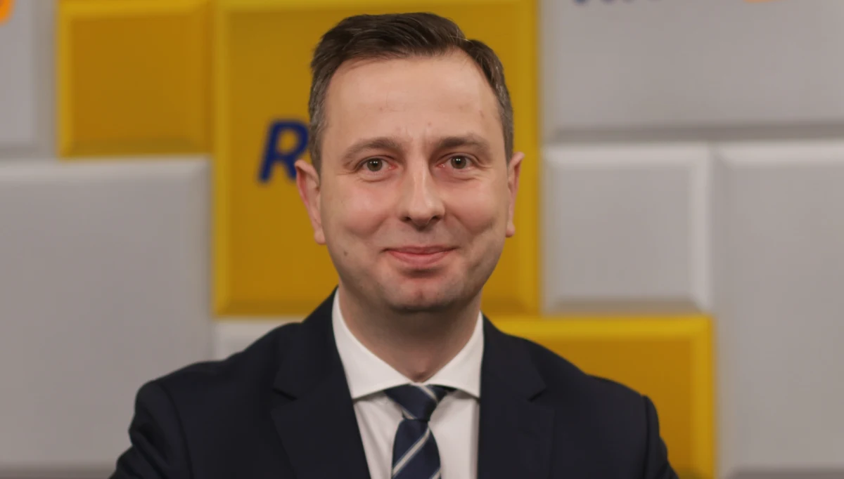 Jarosław Gowin jak wychodził z rządu mówił, że polska polityka jest ciekawsza niż "House of Cards", teraz się odbywa "Gra o tron", a może się skończyć jak w "Ojcu chrzestnym" – tak sytuację w Porozumieniu opisuje prezes Polskiego Stronnictwa Ludowego Władysław Kosiniak-Kamysz. Szef ludowców w rozmowie z Krzysztofem Ziemcem w RMF FM powiedział, że jego zdaniem „przygotowywany jest zamach na Jarosława Gowina i to jest finał”. „Adam Bielan z grupą swoich stronników i próbują bardziej zapisać Porozumienie do PiS-u niż trzymać jakikolwiek dystans i niezależność” – mówił. 