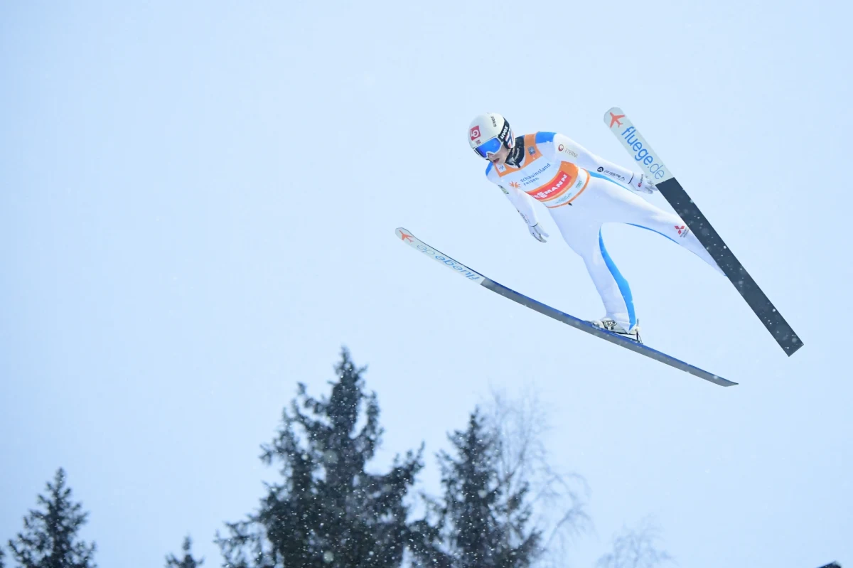 Dziś w Klingenthal odbędzie się pierwszy z dwóch konkursów Pucharu Świata w skokach narciarskich. Faworytem jest Norweg Halvor Egner Granerud. Wczoraj zdecydowanie wygrał prolog i najdalej skakał na obu treningach.
