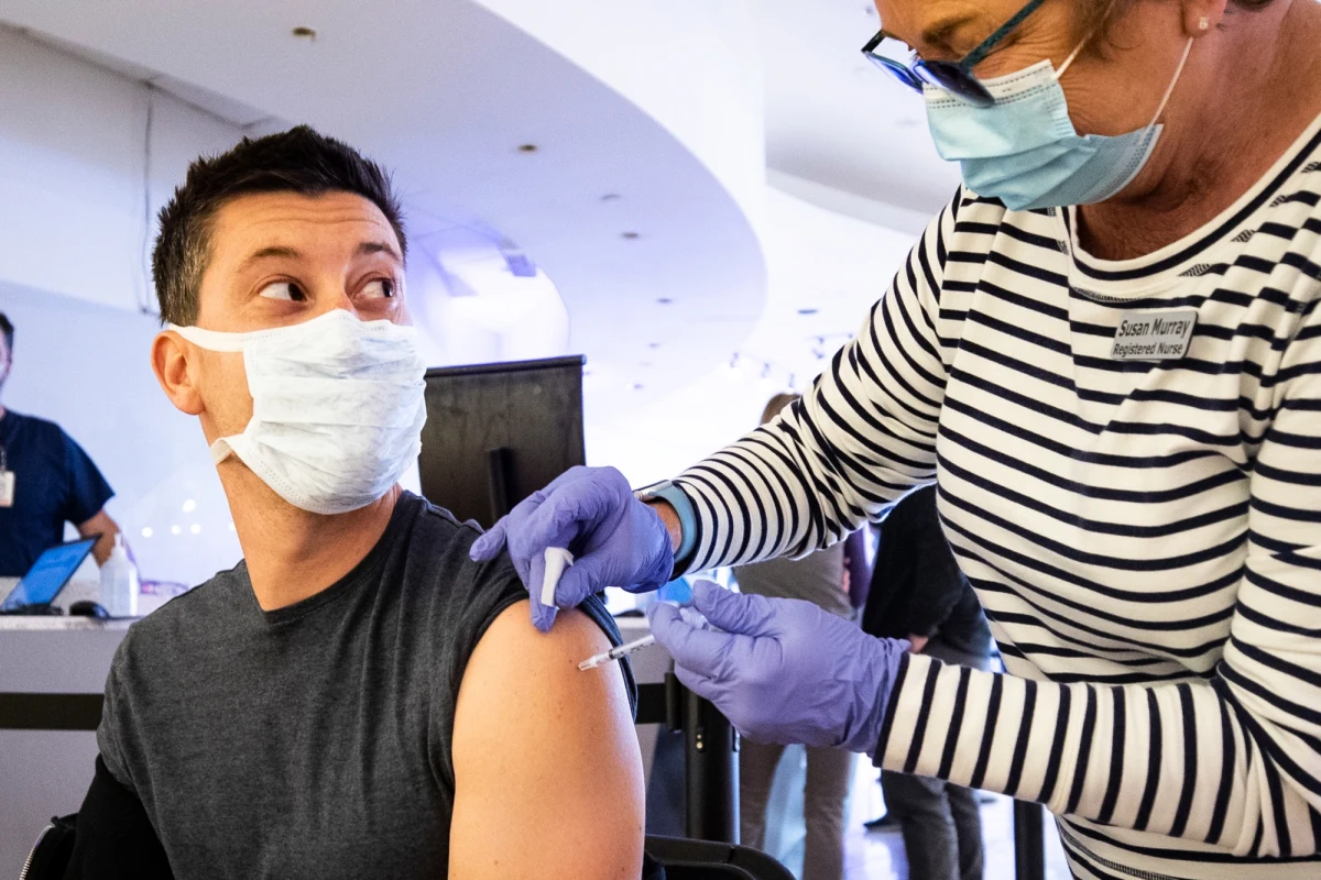 Jak sprawdzić, czy po podaniu szczepionki przeciwko Covid-19 faktycznie uzyskaliśmy pełną odporność przeciwko chorobie? Pomocne są w tym testy określające poziom IgG. Najlepiej przeprowadzić je 7-14 dni po otrzymaniu drugiej dawki - mówią eksperci inicjatywy Nauka przeciw Pandemii.