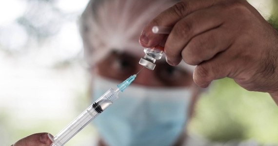 Chińska firma Sinovac Biotech poinformowała w sobotę, że urząd produktów medycznych formalnie zatwierdził do powszechnego użytku jej szczepionkę przeciwko Covid-19. To już drugi taki preparat zatwierdzony do użycia powszechnego w ChRL po szczepionce firmy Sinopharm.