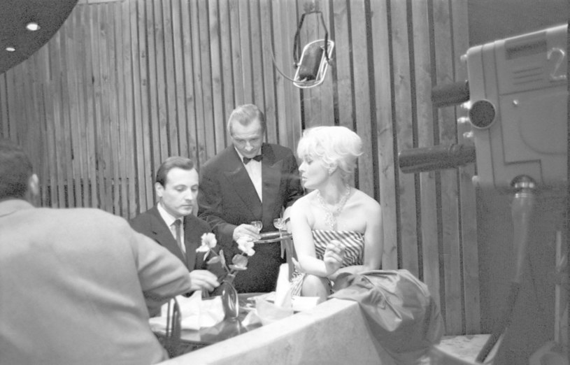 6 lutego 1956 roku w cyklu "Teatr Sensacji i Fantastyki Kobra" TVP pokazała spektakl "Zatrute litery" według Agathy Christie - była to pierwsza "Kobra". Ponoć jedyny program - oprócz "Dziennika telewizyjnego" - który regularnie oglądał Władysław Gomułka.