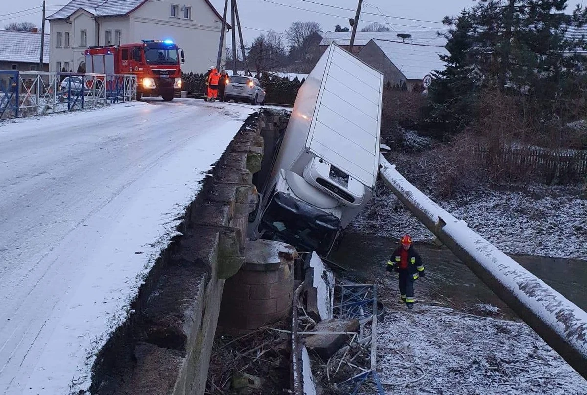 Ciężarówka wpadła do rzeki w Zagrodnie niedaleko Złotoryi na Dolnym Śląsku. Auto przebiło się przez barierki na moście. 