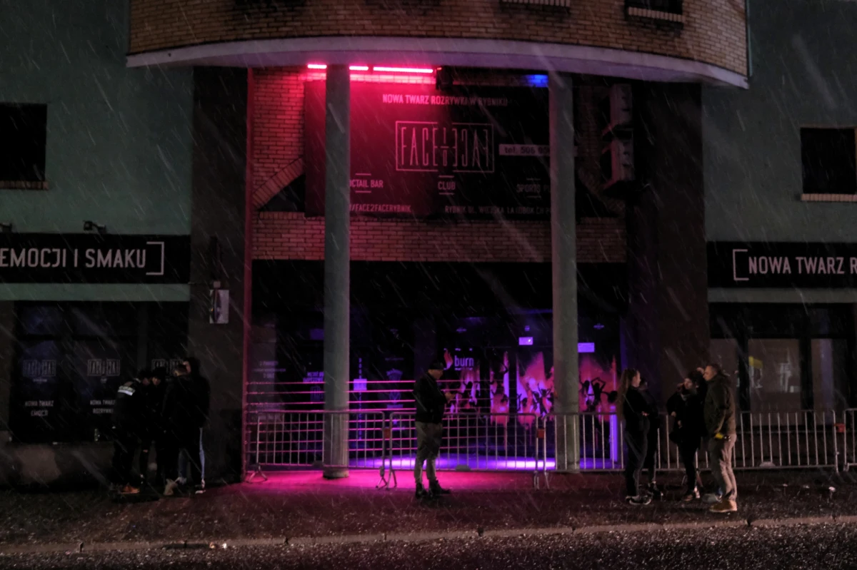 Zarzut sprowadzenia niebezpieczeństwa dla życia i zdrowia wielu osób poprzez stworzenie zagrożenia epidemiologicznego usłyszał w Prokuraturze Okręgowej w Gliwicach właściciel klubu muzycznego Face 2 Face w Rybniku. Grozi za to od 6 miesięcy do 8 lat pozbawienia wolności. W miniony weekend lokal został otwarty mimo zakazu związanego z trwającą pandemią.