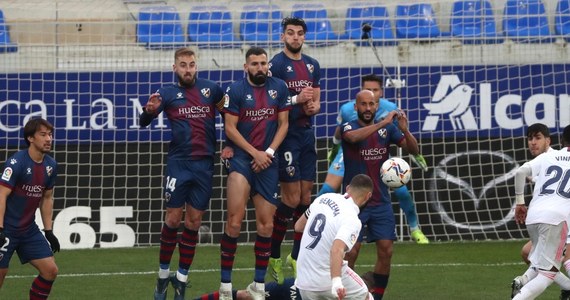 Piłkarze Realu Madryt byli blisko kolejnego potknięcia w hiszpańskiej ekstraklasie, ale ostatecznie wygrali na wyjeździe z zamykającą tabelę Huescą 2:1. Oba gole dla "Królewskich" zdobył francuski obrońca Raphael Varane.