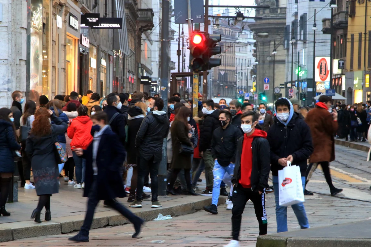 "To głupota" - tak dosadnie burmistrz Bergamo Giorgio Gori podsumował sobotnie tłumy w mieście, które długo było centrum pandemii Covid-19 we Włoszech. Zatłoczone były też w pierwszy weekend złagodzenia restrykcji przeciwepidemicznych centra Rzymu, Neapolu, Wenecji i Turynu.