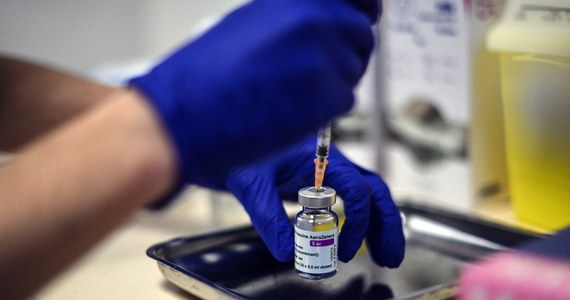 Badania naukowców z RPA i Wielkiej Brytanii sugerują, że szczepionka firmy AstraZeneca nie zapewnia ochrony przed łagodnym i umiarkowanym przebiegiem Covid-19 wywołanym przez południowoafrykański wariant koronawirusa - przekazał dziennik "Financial Times".