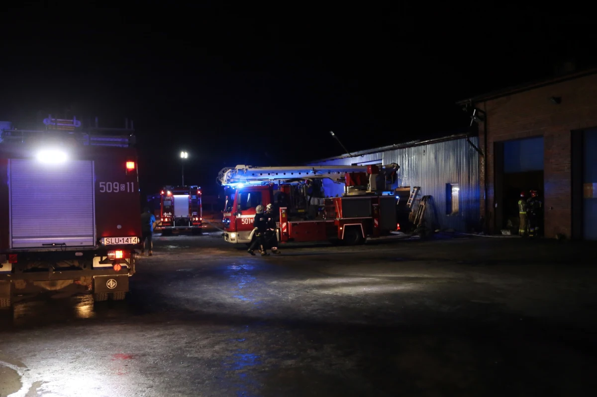 Strażacy oponowali pożar hali w Boronowie w powiecie lublinieckim w woj. śląskim. Trwa dogaszanie ognia - poinformował - Rafał Romanek z Komendy Powiatowej Państwowej Straży Pożarnej w Lublińcu.
