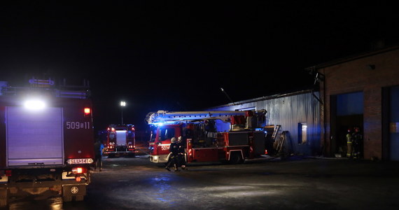 Strażacy oponowali pożar hali w Boronowie w powiecie lublinieckim w woj. śląskim. Trwa dogaszanie ognia - poinformował - Rafał Romanek z Komendy Powiatowej Państwowej Straży Pożarnej w Lublińcu.