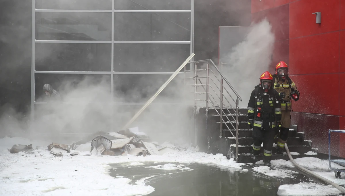 Poważny pożar dwóch hal należących do archiwum Urzędu Miasta Krakowa przy ul. Na Załęczu. Strażacy nie wykluczają, że doszło do podpalenia, gdyż zarzewie pojawiło się w czterech miejscach. "Podczas działań jeden z ratowników z Krakowa zgłosił złe samopoczucie i został przetransportowany na SOR" - przekazał rzecznik małopolskiej straży Sebastian Woźniak. Walka z ogniem może potrwać nawet do rana.
