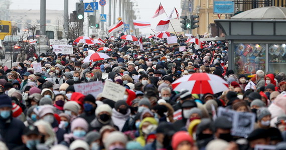 Trwa Międzynarodowy Dzień Solidarności z Białorusią ogłoszony przez Swiatłanę Cichanouską - liderkę białoruskiej opozycji. Pół roku po sfałszowanych wyborach prezydenckich, Białorusini nieustająco wychodzą na ulice i walczą o przestrzeganie praw człowieka oraz o przeprowadzenie demokratycznych, wolnych, uczciwych wyborów. 