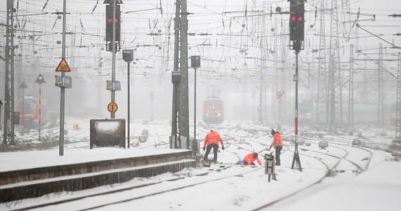 Burze śnieżna i silne wiatry szalały w niedzielę w północnych i zachodnich Niemczech, powodując zakłócenia w ruchu kolejowym i doprowadzając od soboty do ponad 200 wypadków drogowych. Według policji 28 osób odniosło obrażenia na oblodzonych drogach na zachodzie kraju.