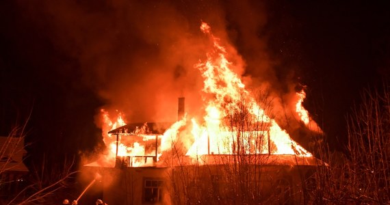 Strażacy odnaleźli ciała dwóch osób w spalonym pustostanie w centrum Zakopanego. Dwie kolejne osoby trafiły do szpitala. W niszczejącej od lat zabytkowej willi chronili się bezdomni.