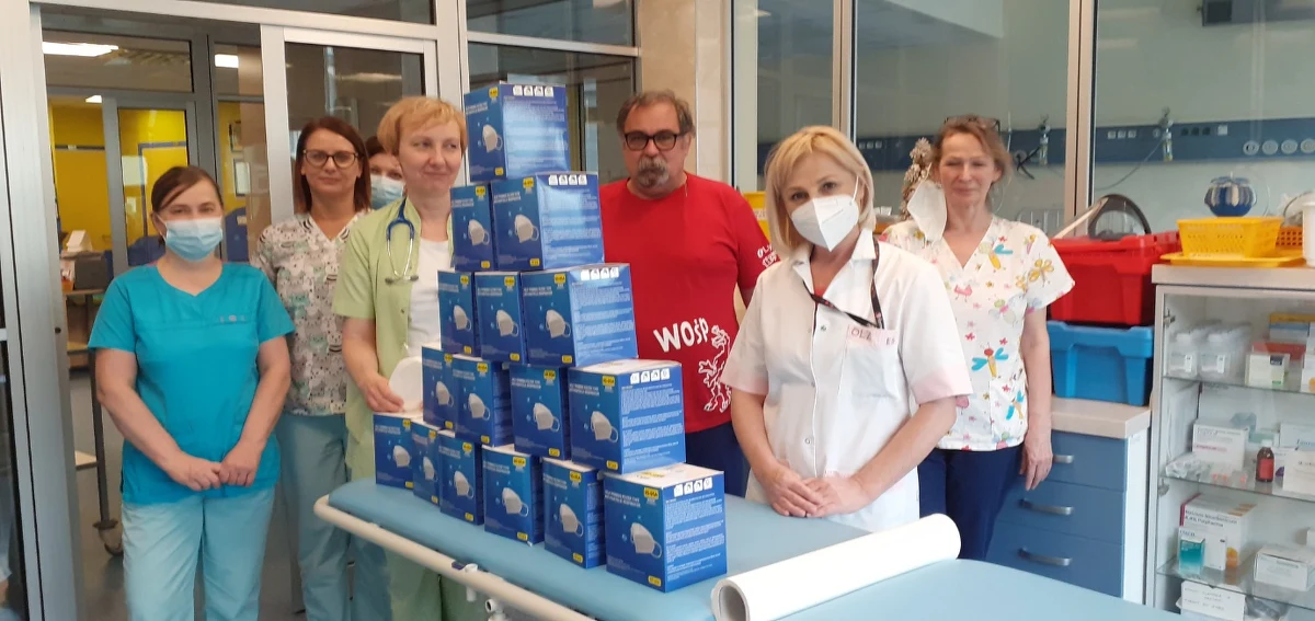 Ponad 14 tysięcy maseczek ochronnych typu FFP2 trafiło do małopolskich szpitali dzięki sprzedaży charytatywnego kalendarza "Lekarze jak z bajki". Medycy walczący z pandemią SARS CoV-2 wystąpili w kalendarzu przebrani za postacie z bajek. 