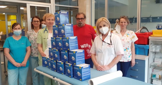 Ponad 14 tysięcy maseczek ochronnych typu FFP2 trafiło do małopolskich szpitali dzięki sprzedaży charytatywnego kalendarza "Lekarze jak z bajki". Medycy walczący z pandemią SARS CoV-2 wystąpili w kalendarzu przebrani za postacie z bajek. 