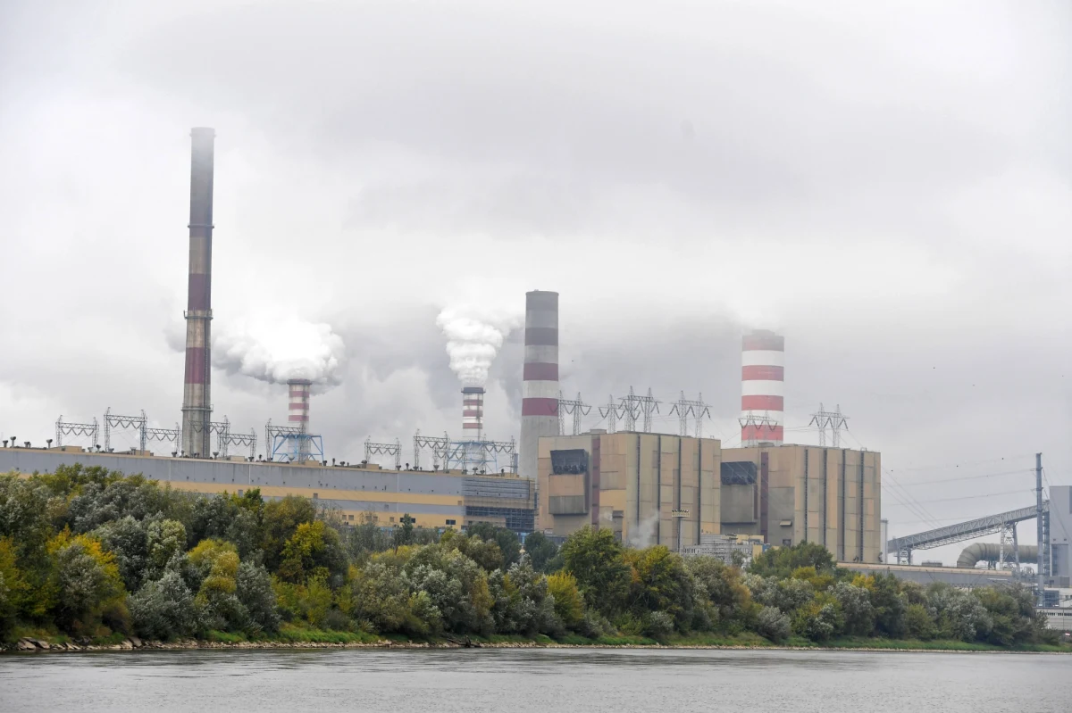 Solidarna Polska zarzuca rządowi znaczące zaniżenie prognozowanego zużycia gazu w Polsce w najbliższych latach w przyjętym dokumencie. „W strategii przyjęto, że poziom zużycia gazu w 2025 roku, będzie wynosił około 19 miliardów m3, a więc ma pozostać na obecnym poziomie” – mówi w rozmowie z naszym dziennikarzem Janusz Kowalski z Solidarnej Polski. Wiceminister aktywów państwowych uważa, że w rzeczywistości zapotrzebowanie będzie jednak wyższe o 6 miliardów m3 w 2025 roku. Polityk twierdzi, że w konsekwencji Polska będzie skazana na większe dostawy rosyjskiego gazu, czemu Solidarna Polska się sprzeciwia. Przyjęty dokument nie został jeszcze opublikowany. Ostateczna wersja projektu, którą widział nasz dziennikarz, wyklucza taki scenariusz i wyraźnie podkreśla konieczność dywersyfikacji dostaw gazu. Jednak politycy Solidarnej Polski uważają, że to założenia nierealne. Współpracownicy premiera dotychczas konsekwentnie odpierali zarzuty koalicjanta i podkreślali, że partia Zbigniewa Ziobry próbuje budować polityczny kapitał na przywiązaniu do węgla. W RMF FM pierwsi ujawniamy, czego konkretnie dotyczy kolejny konflikt w Zjednoczonej Prawicy.