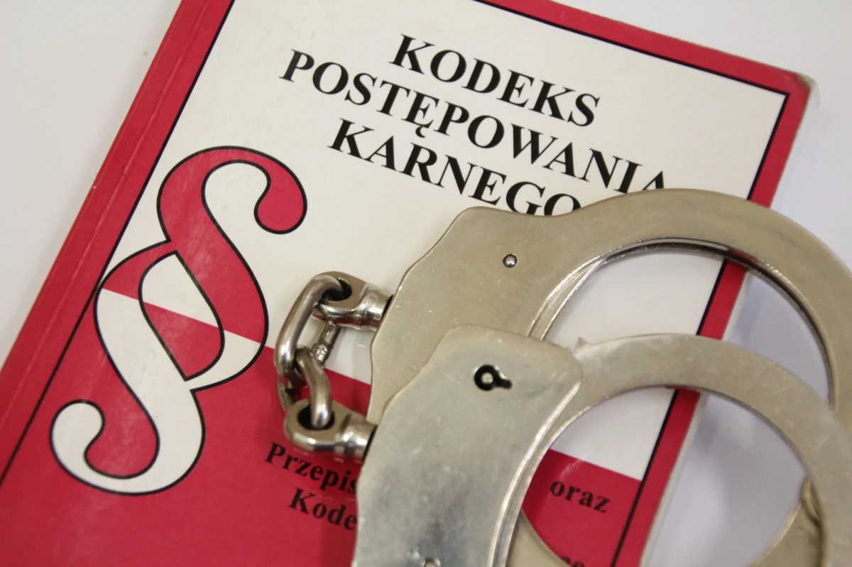32-letni mężczyzna, podejrzewany o grożenie z nożem w ręku napotkanym osobom w Białej Podlaskiej w województwie lubelskim został aresztowany – poinformowała w policja. 32-latek podejrzany jest także m.in. o kradzieże i włamanie.