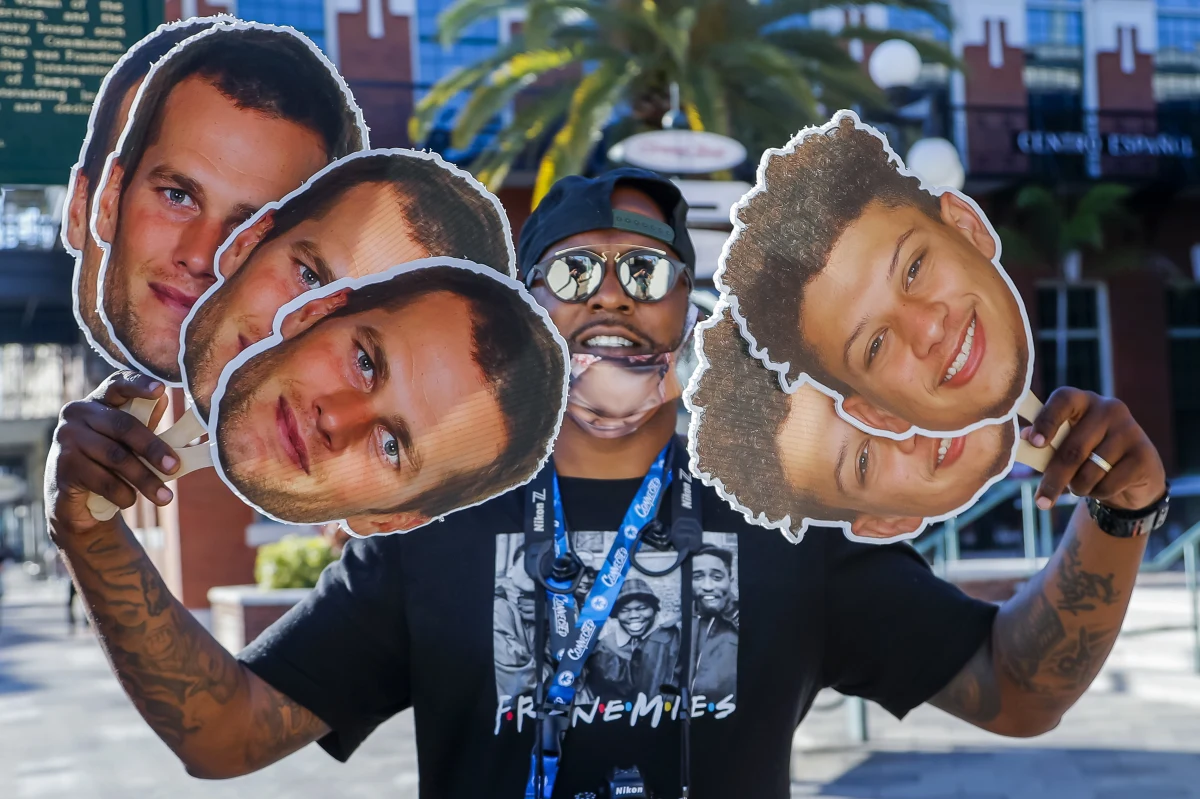 Dziś Super Bowl i to historyczny! Po raz pierwszy odbędzie się na stadionie jednej z drużyn, która zagra w meczu. W 55. finale ligi futbolu amerykańskiego NFL miejscowa ekipa Tampa Bay Buccaneers zmierzy się z broniącymi tytułu Kansas City Chiefs.