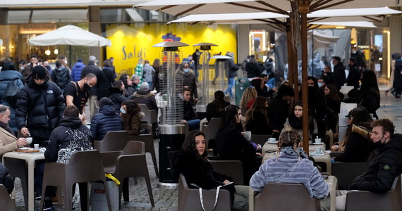 7 milionów euro wpływów – taki rekordowy zysk miały w weekend restauracje w Rzymie. Po kilku tygodniach przerwy w ten weekend można było przyjść do knajp i zjeść przy stoliku. Już w sobotę służby porządkowe włoskich miast alarmowały i mówiły o „szturmie na restauracje”.  Lokalne władze informują, że w wielu miastach we Włoszech w weekend za złamanie przepisów przeciwepidemicznych wypisano setki grzywien.