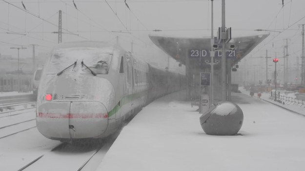 Nadejście dużych opadów śniegu powoduje znaczne zakłócenia ruchu w wielu miejscach na północy i w centrum Niemiec. Deutsche Bahn przerwała liczne połączenia kolejowe w ruchu lokalnym i dalekobieżnym, między Hamburgiem a Hanowerem i Hamburgiem. W Nadrenii Północnej-Westfali wiele autostrad zostało zamkniętych dla ruchu. Wszędzie zalegają ogromne zaspy śnieżne.