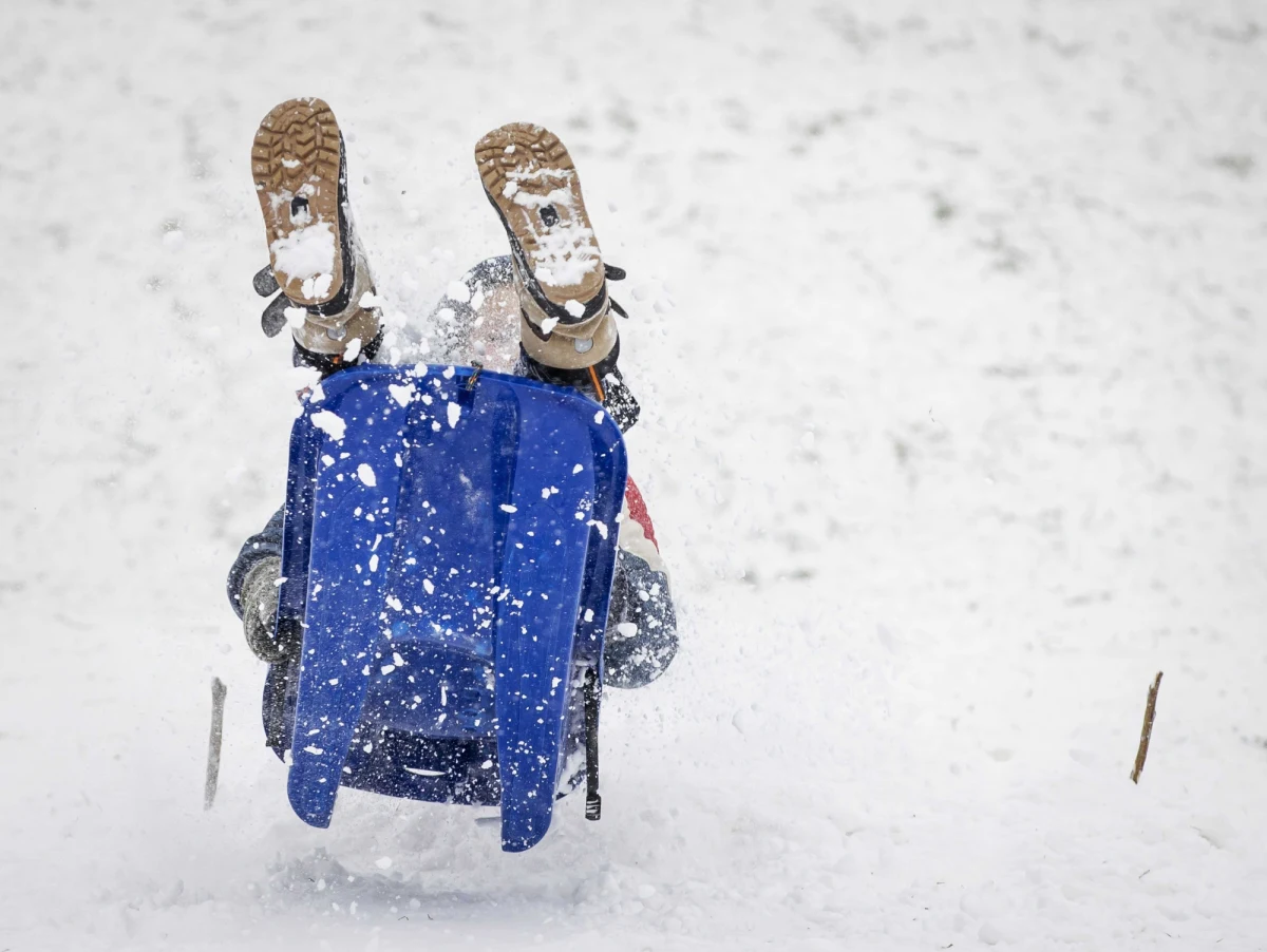 Zimno, pochmurno i z opadami śniegu - tak można opisać prognozę pogody Instytutu Meteorologii i Gospodarki Wodnej na najbliższe dni. W poniedziałek termometry mogą pokazać nawet -12 st. C. Mróz ma utrzymywać się także we wtorek. Synoptycy przewidują wystąpienie zawiei i zamieci śnieżnych. 