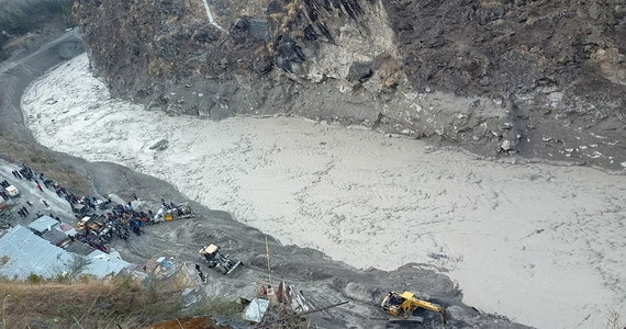 Indyjska policja poinformowała w niedzielę, że ratownicy odnaleźli dotychczas zwłoki dziewięciu ofiar powodzi spowodowanej pęknięciem części himalajskiego lodowca i przerwaniem tamy na rzece Alaknanda. Trwają poszukiwania ponad 140 osób. Powódź zmusiła do ewakuacji wioski położone w dole rzeki zasilanej przez lodowiec.