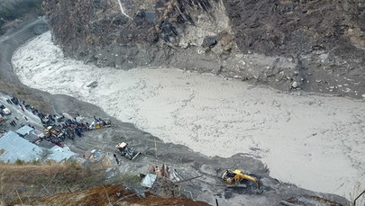Pękł himalajski lodowiec. Odnaleziono ciała 9 ofiar, trwają poszukiwania 140 zaginionych
