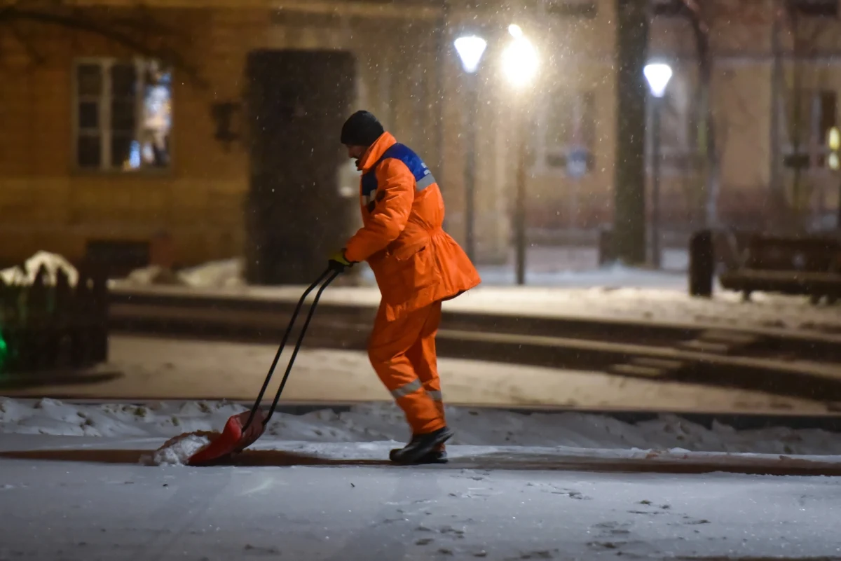 Instytut Meteorologii i Gospodarki Wodnej wydał w poniedziałek ostrzeżenia w związku z intensywnymi opadami śniegu. W całym kraju obowiązują ostrzeżenia pierwszego stopnia, na południu stopnia drugiego, a na Lubelszczyźnie i Podkarpaciu miejscami najwyższego, trzeciego stopnia. Instytut ostrzega także przed silnym wiatrem i gołoledzią. Od kilku dni północno-wschodnia Polska odnotowuje o poranku najniższe temperatury. W nocy z soboty na niedzielę w Różanymstoku koło Sokółki na Podlasiu było -26 stopni. Kierowcy alarmują o trudnych warunkach na drogach - zwłaszcza na południu kraju.