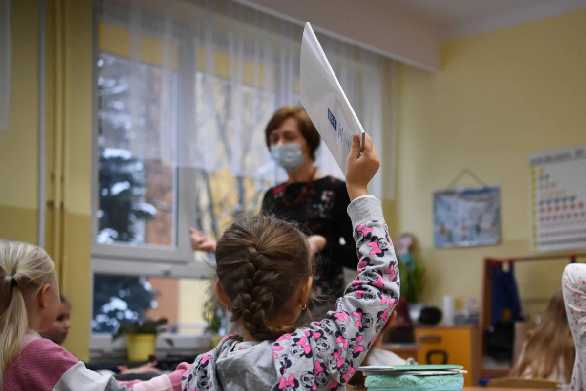 Od poniedziałku nauczyciele oraz pracownicy żłobków, którzy chcą się zaszczepić przeciw Covid-19, będą mogli zgłosić chęć szczepienia. W pierwszej kolejności zaszczepieni zostaną ci, którzy pracują stacjonarnie w szkole, przedszkolu lub żłóbku. Szczepienia ruszą w piątek.