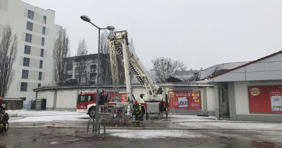 ​Pożar supermarket Lidl w Warszawie przy ulicy Kasprowicza. Z ogniem walczy ponad 20 zastępów straży pożarnej.