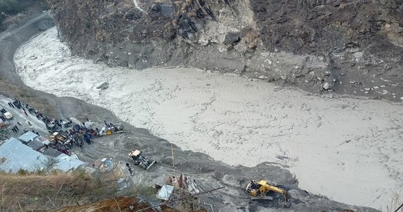 Indyjskie służby ratownicze poszukują w poniedziałek ponad 200 osób, nazajutrz po pęknięciu himalajskiego lodowca, które spowodowało przerwanie tamy i powodzie. Część ludzi utknęła w tunelu. Odnaleziono zwłoki 18 osób, a uratowano 15 - podały lokalne władze.