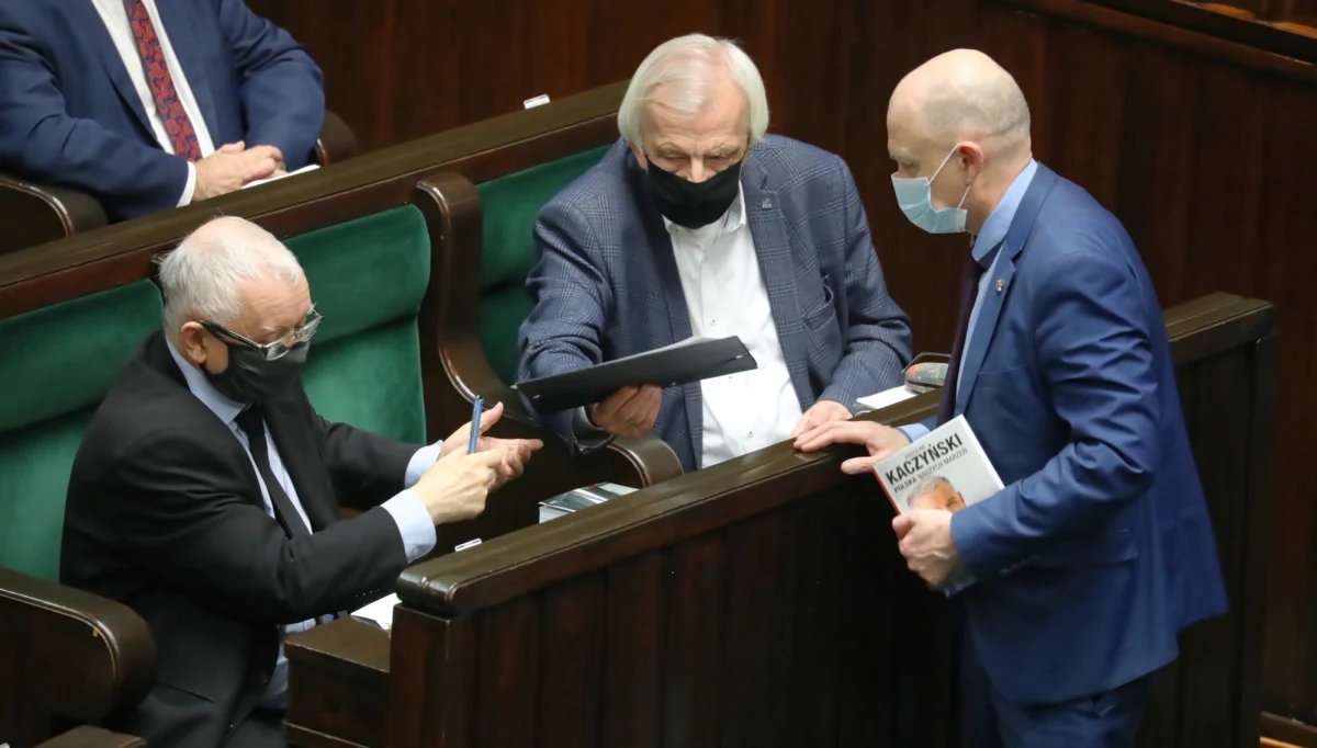 Opozycja (bez Konfederacji) ma wyraźną przewagę, ponad 10 proc. nad obozem PiS. W porównaniu z notowaniami preferencji wyborczych z początku stycznia przewaga ta wzrosła - wynika z sondażu IBRiS dla "Rzeczpospolitej". 