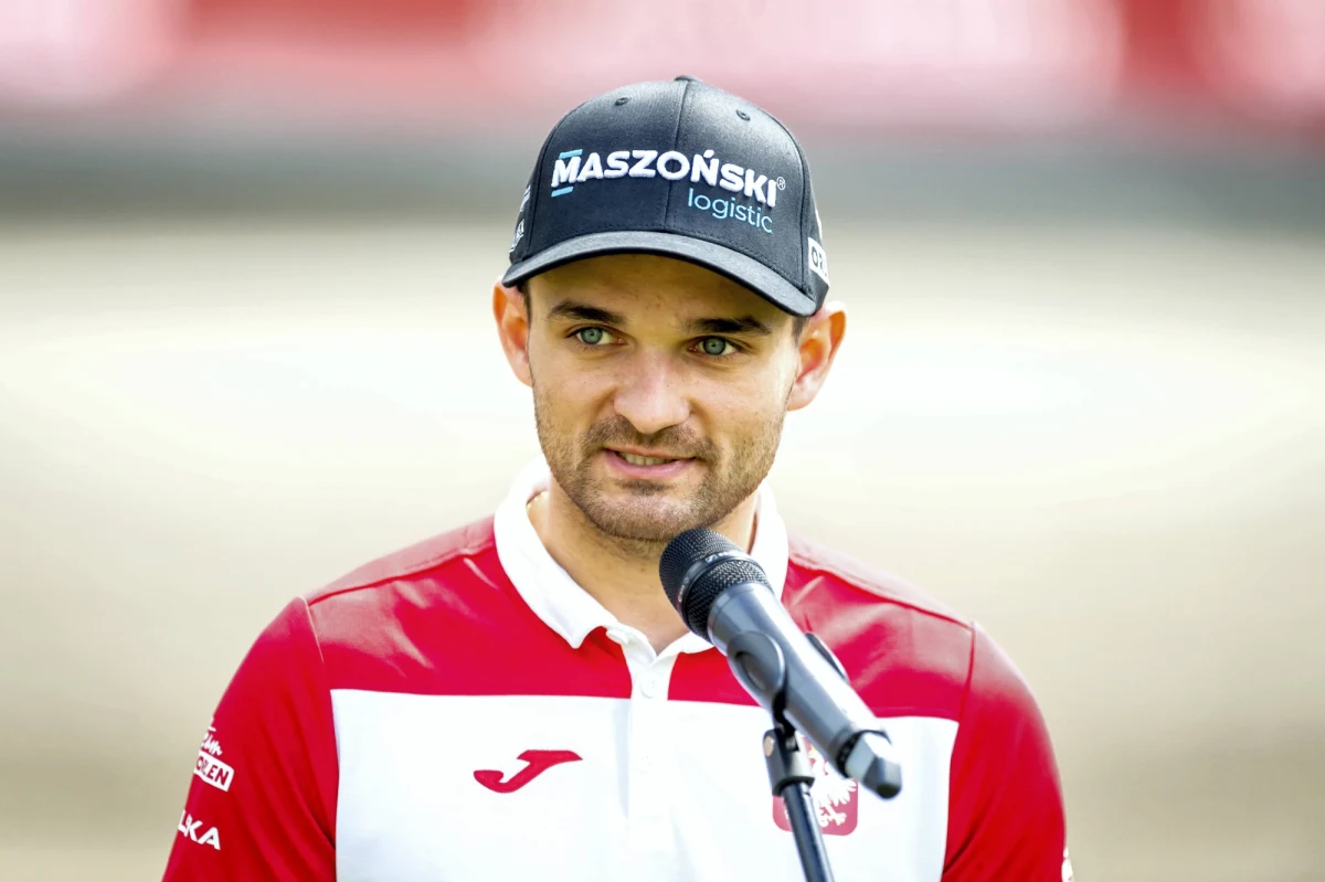 W życiu prywatnym szykuje się do nowej roli – w marcu zostanie ojcem. Lada moment wyjeżdża na Teneryfę, by przygotowywać się do sezonu. Bartosz Zmarzlik opowiedział w RMF FM o planach na najbliższe tygodnie. Czy jest sportowcem spełnionym? Czy planuje start w Dakarze? Czy żużel jest ważniejszy niż futbol? O tym wszystkim z podwójnym indywidualnym mistrzem świata rozmawiał dziennikarz RMF FM Paweł Pawłowski.