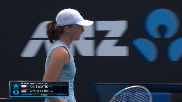 Pierwszy set zagrała koncertowo. Było trochę niepokoju na początku drugiego, ale Iga Świątek pewnie przeszła pierwszą rundę Australian Open. W godzinę i 16 minut pokonała Holenderkę Arantxę Rus 6:1, 6:3.

