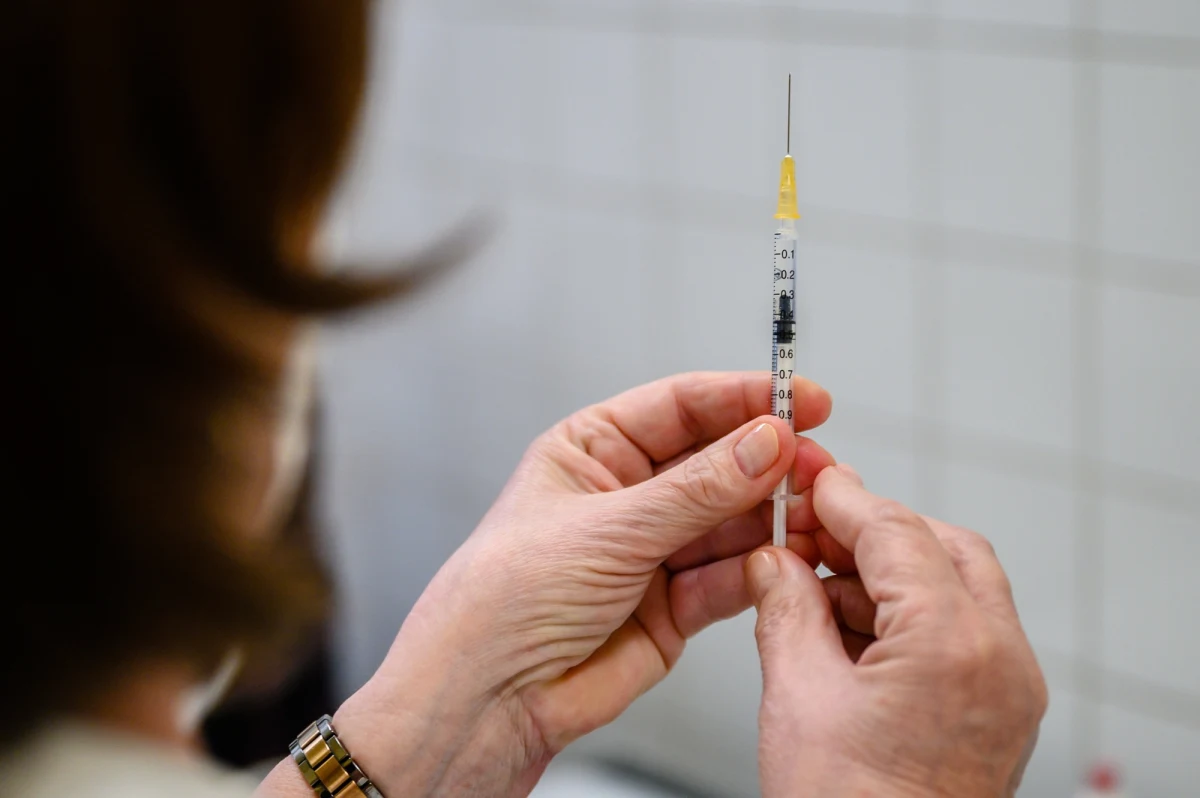 Trudny start rejestracji do szczepień opiekunów w żłobkach, klubach dziecięcych i pracowników placówek pieczy zastępczej. W zapisach pracowników, podlegających pod Ministerstwo Rodziny przeszkadzają problemy ze znalezieniem formularza i błąd, który uniemożliwia rejestrację najmłodszych opiekunów.