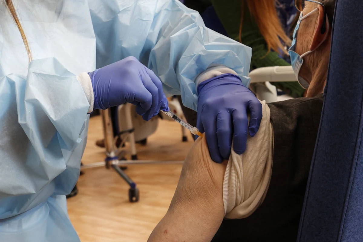 Według badań laboratoryjnych, szczepionka przeciwko koronawirusowi firm BioNTech i Pfizer jest również skuteczna przeciwko wariantom wirusa Sars-CoV-2, które po raz pierwszy pojawiły się w Wielkiej Brytanii i RPA - pisze w poniedziałek dziennik "Bild".