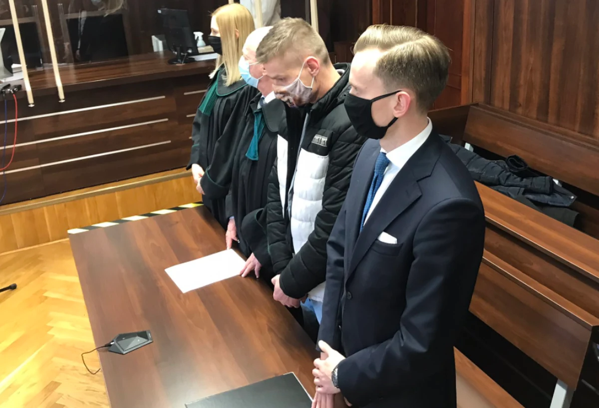 "Skończył się koszmar" – to pierwsze słowa, jakie Tomasz Komenda powiedział po ogłoszeniu przez opolski sąd kwoty odszkodowania za niesłuszne więzienie. Mężczyzna spędził za kratami 18 lat za gwałt i zabójstwo, którego nie popełnił. Sąd przyznał mu prawie 13 milionów złotych: 12 milionów zadośćuczynienia oraz 811 tys. 533 złotych odszkodowania.