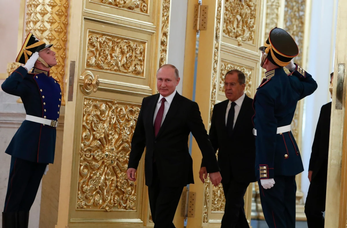 Baseny z morską wodą, hala do judo, lądowiska dla helikopterów i lodowisko - luksus i bezpieczeństwo na najwyższym poziomie - tak opisuje dwie krymskie dacze prezydenta Rosji Władimira Putina portal Krym Realii związany z Radiem Swoboda. Wokół rezydencji wprowadzono ochronną strefę i zakaz lotów.