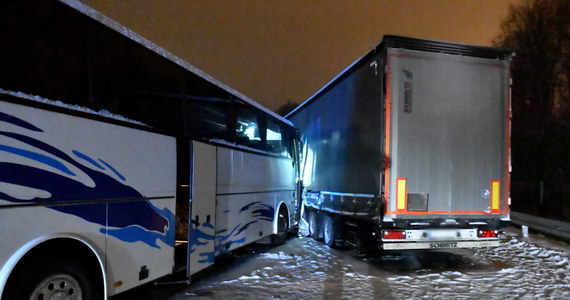 Dziesięć pojazdów, w tym sześć ciężarówek i autobus, zderzyło się w poniedziałek na drodze A6 między węzłami Podjuchy i Klucz. Informacje podał szczeciński oddział GDDKiA. Pierwsze doniesienia mówiły o siedmiu autach. 