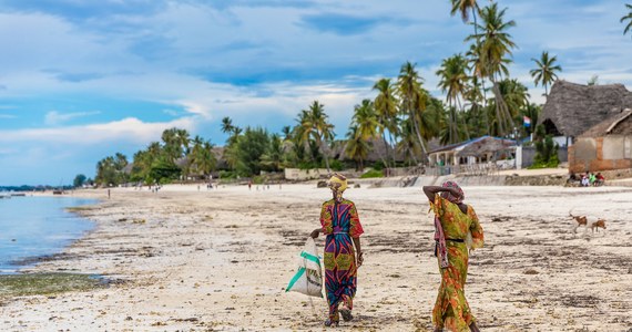 Zanzibar, archipelag należący do Tanzanii, jest licznie odwiedzany w czasach pandemii przez turystów. Nie ma tu żadnych ograniczeń - nie trzeba nosić maseczek ani utrzymywać dystansu społecznego. W kraju jednak doszło do zgonów z powodu Covid-19, co negują władze.