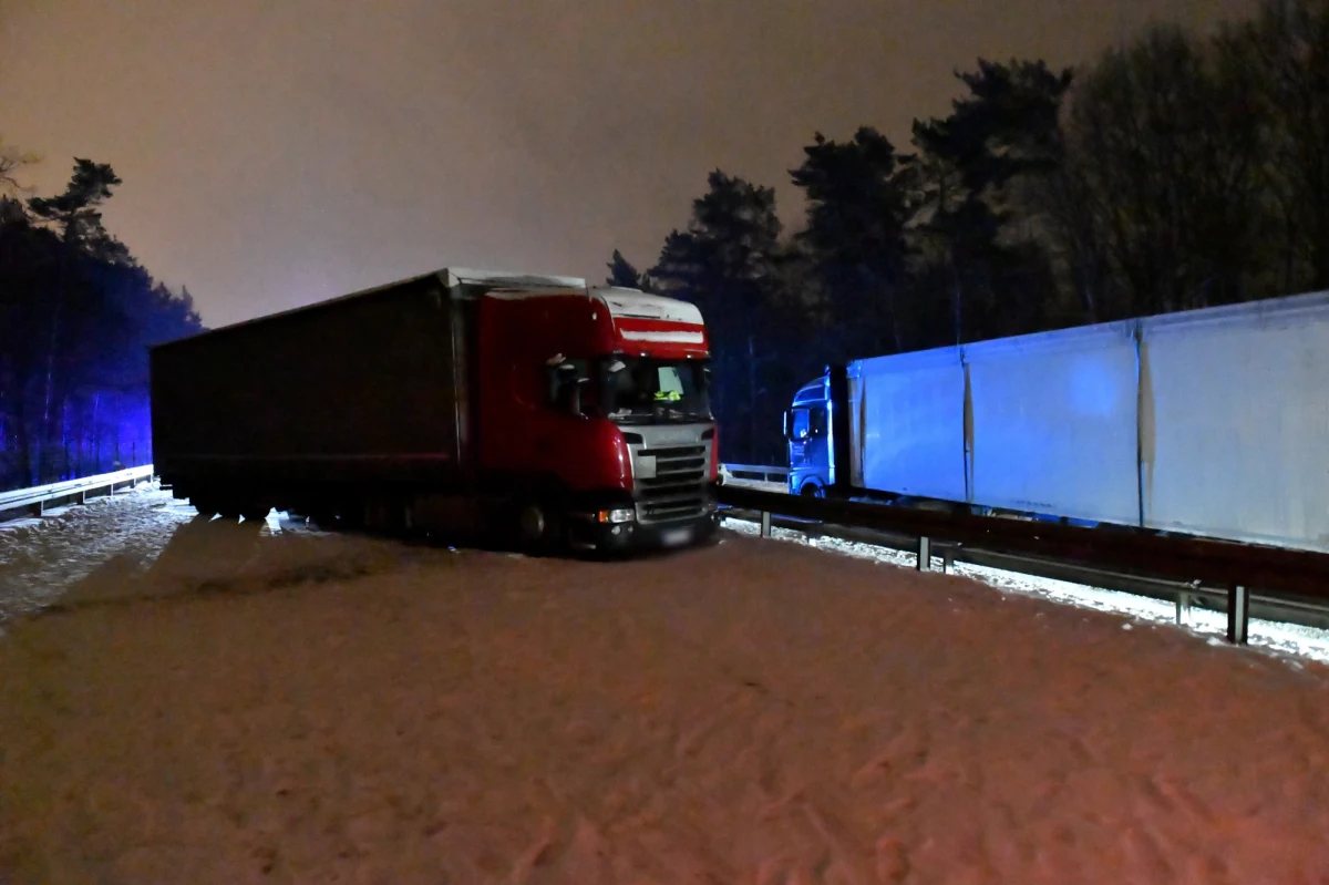Synoptycy ostrzegają przed intensywnym śniegiem oraz silnym mrozem. Na Dolnym Śląsku oraz w województwie opolskim temperatura może spaść do -18 st. Celsjusza. Alerty meteorologiczne będą obowiązywały do godz. 9 we wtorek. Jeżeli nie musicie, lepiej zrezygnujcie z jazdy samochodem. Warunki na drogach - fatalne! 