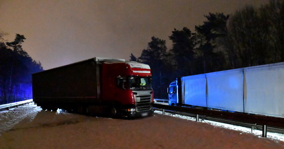 Synoptycy ostrzegają przed intensywnym śniegiem oraz silnym mrozem. Na Dolnym Śląsku oraz w województwie opolskim temperatura może spaść do -18 st. Celsjusza. Alerty meteorologiczne będą obowiązywały do godz. 9 we wtorek. Jeżeli nie musicie, lepiej zrezygnujcie z jazdy samochodem. Warunki na drogach - fatalne! 