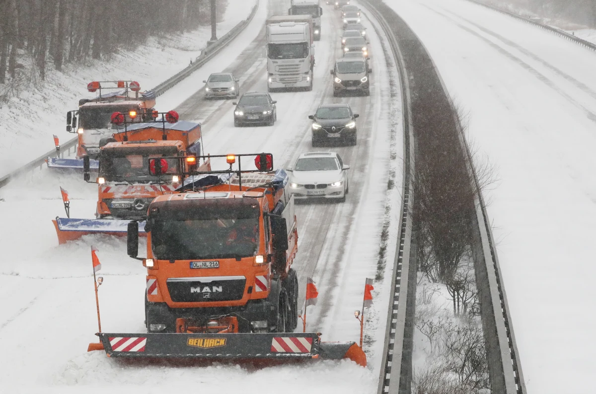 Nad środkową i wschodnią Europą przetaczają się burze śnieżne. Temperatury spadły znacznie poniżej zera i w niektórych regionach drogi są praktycznie nieprzejezdne z powodu oblodzeń. Holandia i Wielka Brytania zagrożone są orkanem Darcy. We Francji z kolei są powodzie.