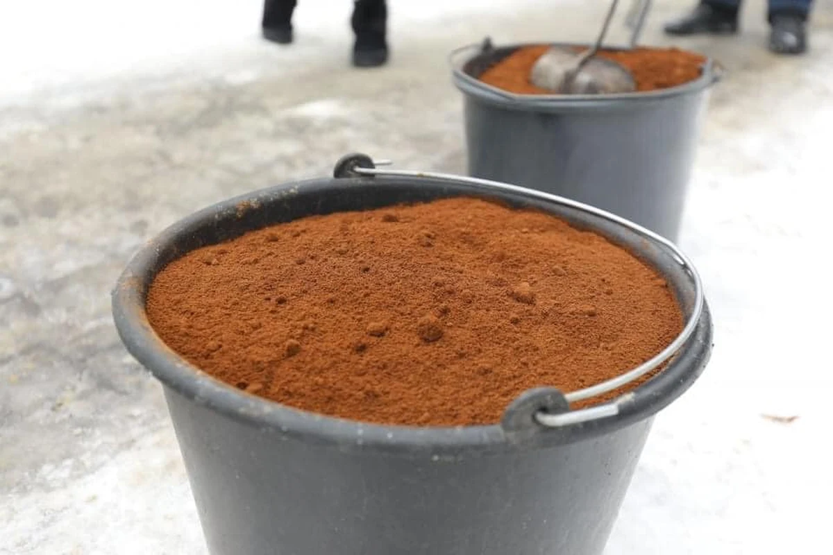 Fusy z kawy zamiast mieszaniny soli i piasku: polskie miasta testują nowy sposób radzenia sobie z oblodzeniami na chodnikach. Nowy trend dotarł już do Warszawy i Sosnowca, do wdrożenia aromatycznego rozwiązania przymierza się również Kraków.