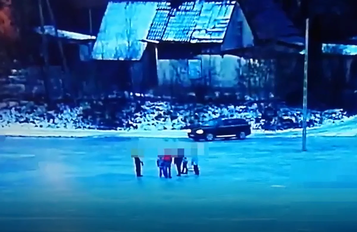 Policja szuka kierowcy, który w Wyszkowie na Mazowszu jeździł samochodem po zamarzniętej rzece w pobliżu bawiących się dzieci. Chce, by odpowiedział za wykroczenie opisane w kodeksie jako spowodowanie zagrożenia bezpieczeństwa. 