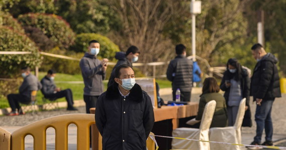 Przed wykryciem pierwszych przypadków Covid-19 w chińskim mieście Wuhan w grudniu 2019 roku koronawirus SARS-CoV-2 mógł się szerzyć w innych miejscach – oświadczył we wtorek chiński ekspert Liang Wannian na briefingu misji Światowej Organizacji Zdrowia (WHO) w Wuhanie. „Najbardziej prawdopodobna hipoteza dotycząca zakażenia ludzi koronawirusem SARS-CoV-2 to jego przejście z rezerwuaru naturalnego poprzez zwierzęcego nosiciela pośredniego” – dodał członek misji WHO Peter Ben Embarek.