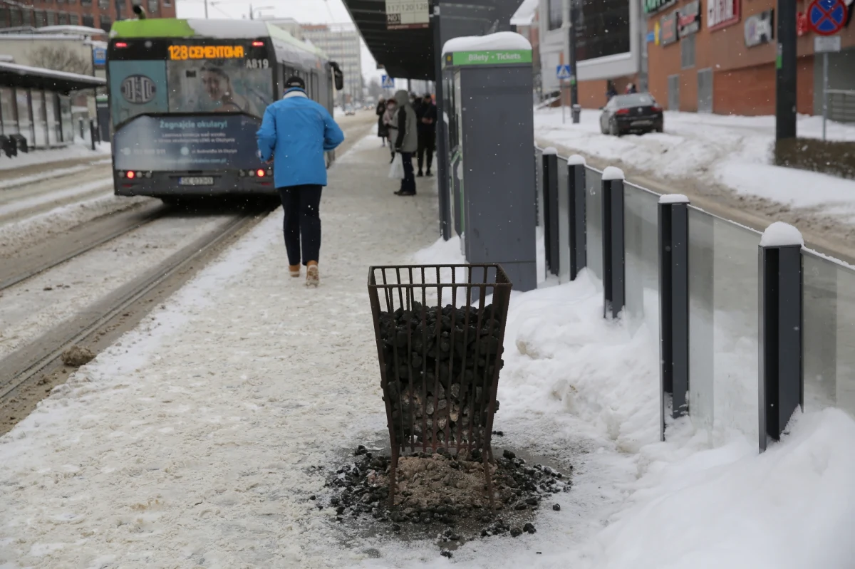 Mieszkanka Olsztyna zobaczyła idącego na bosaka zaśnieżonym chodnikiem malca w piżamce. O 6:00 rano było kilkanaście stopni mrozu. 4-latek – jak się okazało - sam wyszedł z domu i postanowił wyruszyć do przedszkola.