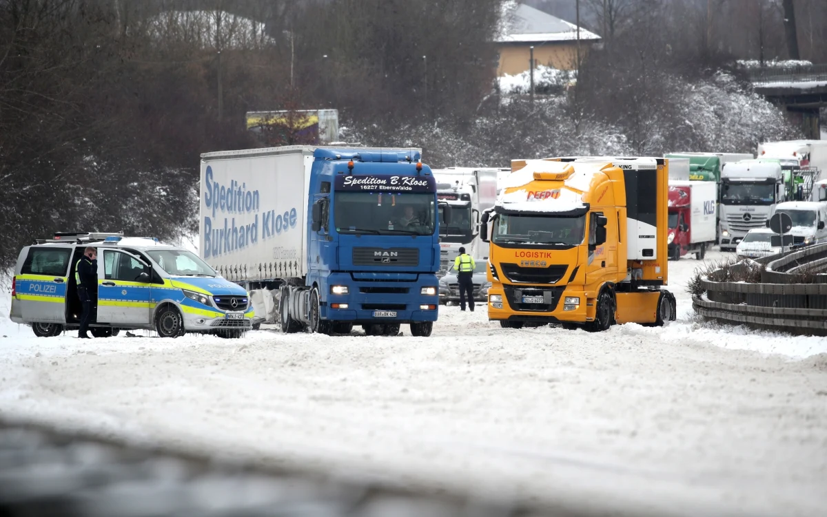 Niemieckie służby próbują rozładować prawie 40-kilometrowy korek, jaki utworzył się na autostradzie A2 koło Bielefeld w Nadrenii Północnej Westfalii. Kierowcy utknęli w nim na kilkanaście godzin. 