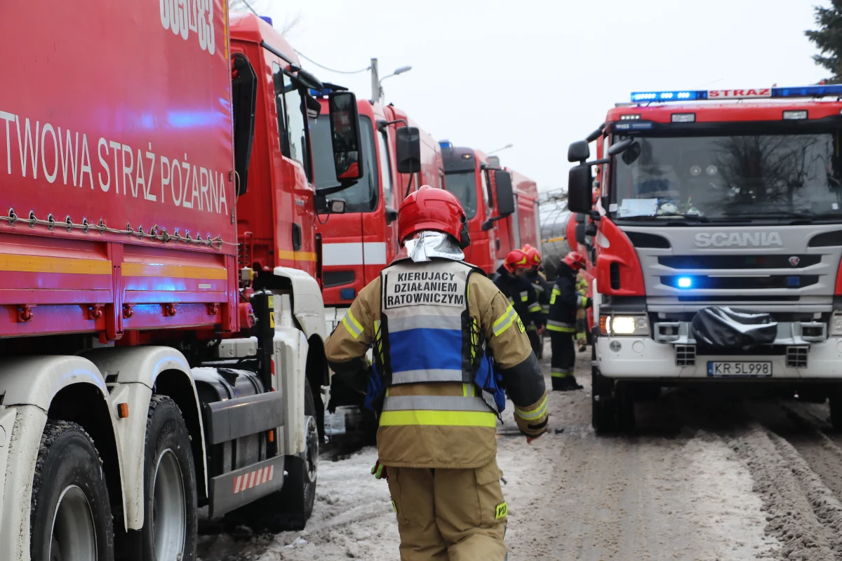 Strażacy nadal walczą z pożarem archiwum Miasta Krakowa ulicy Na Załęczu. Już wiadomo, że większości dokumentów prawdopodobnie nie uda się uratować. W budynkach archiwum, w których w sobotę wieczorem wybuchł pożar, znajduje się ok. 20 km bieżących dokumentów. To akta osobowe byłych pracowników magistratu, dawne druki meldunkowe oraz dokumenty z wydziałów urzędu m.in. architektury. Prokuratura już wszczęła śledztwo w sprawie pożaru. Prowadzone jest pod kątem "umyślnego sprowadzenia" zdarzenia, które zagraża mieniu wielkich rozmiarów.