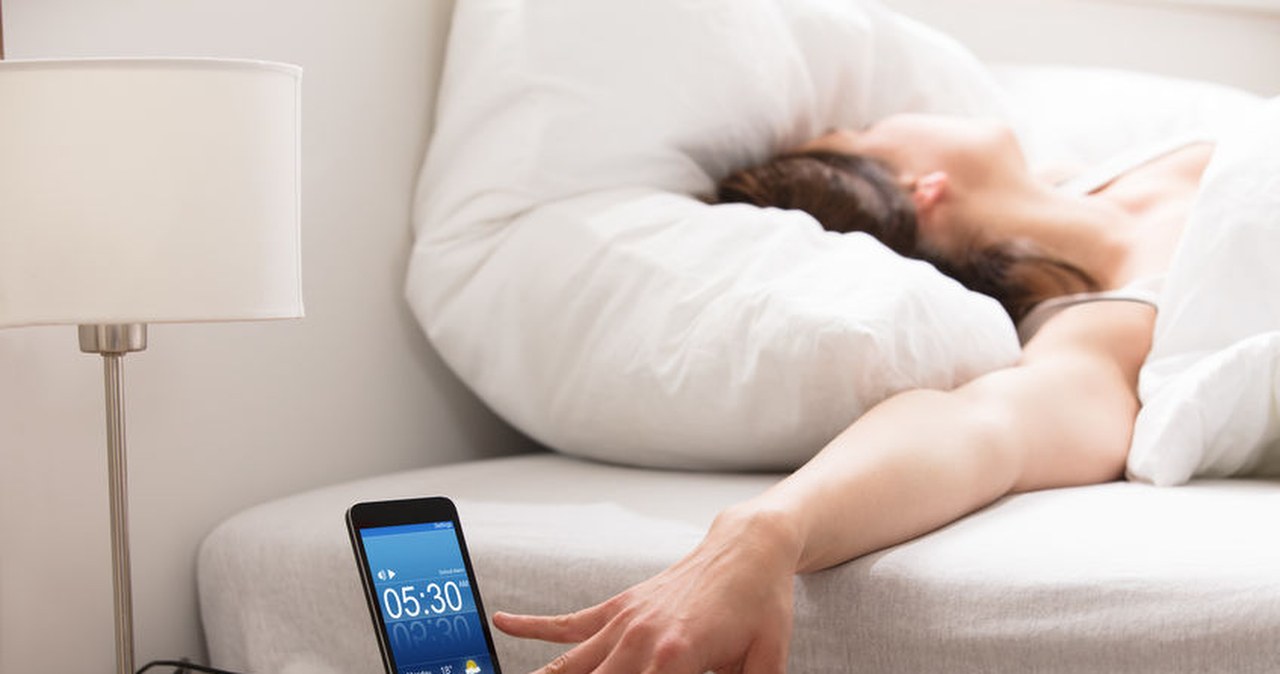 Spokojniejszy dzień zaczyna się bez telefonu. Badania dają do myślenia
