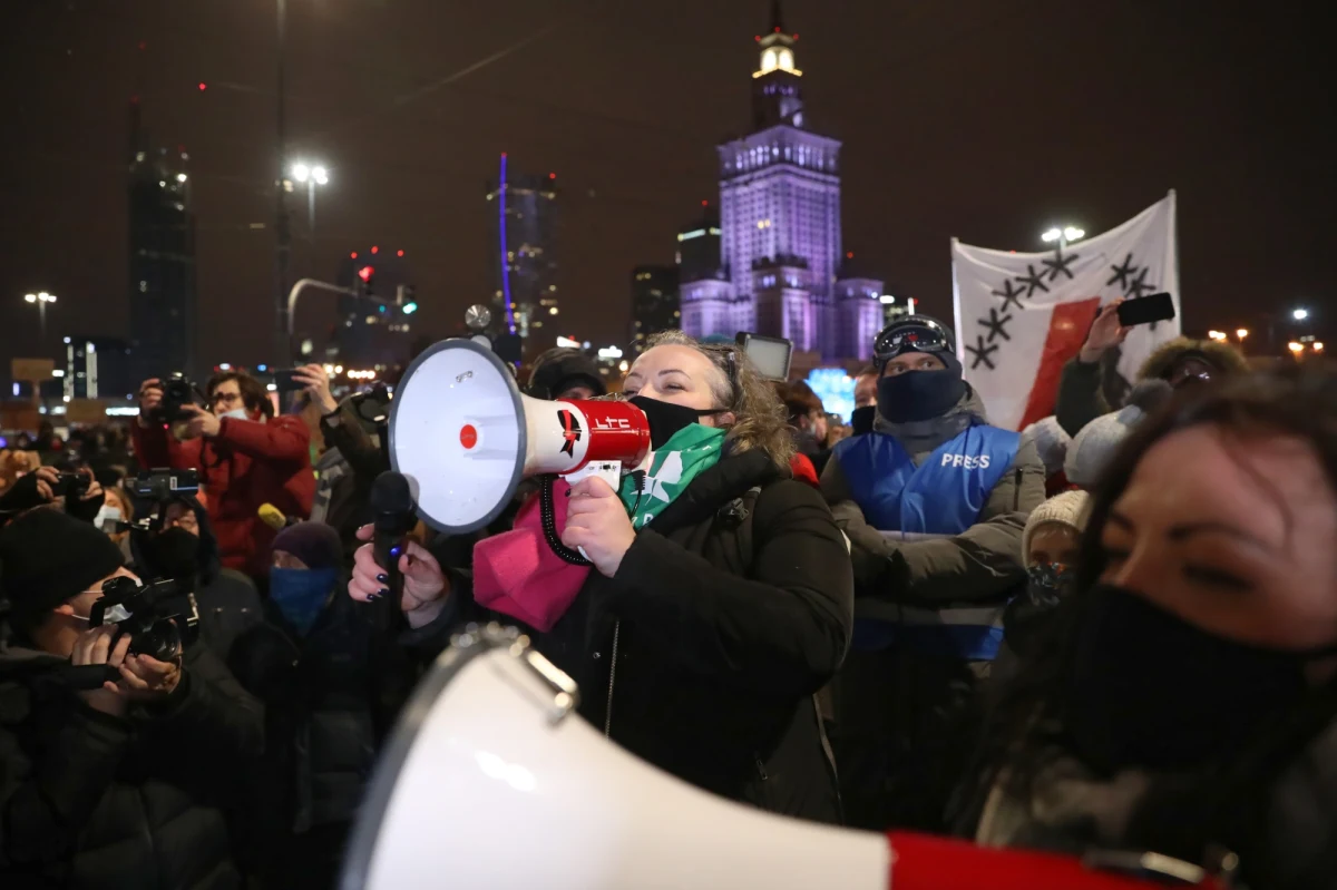 Dostęp do aborcji powinien zostać ułatwiony - również w sytuacjach, których nie zakładały przepisy obowiązujące przed wyrokiem Trybunału Konstytucyjnego - uważa ponad 40 proc. badanych w sondażu United Surveys dla RMF FM i "Dziennika Gazety Prawnej". Z kolei ponad 30 proc. chciałoby powrotu do stanu sprzed wyroku Trybunału. Niemal 30 proc. respondentów chciałoby, żeby aborcja była legalna w sytuacji, gdy kobieta po prostu nie chce mieć dziecka